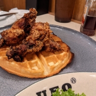 唐揚げチキンのせワッフル