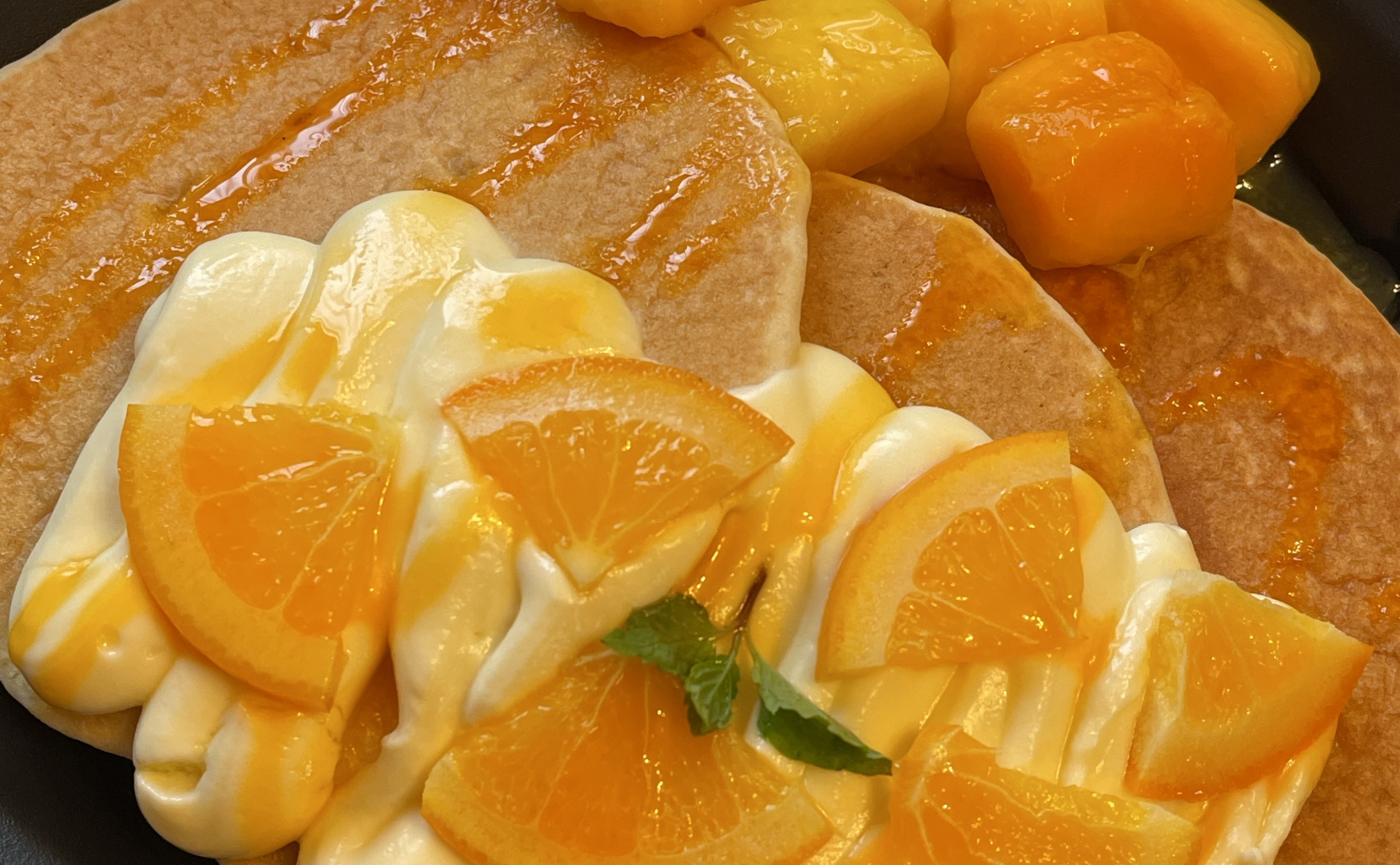 マンゴーとオレンジのパンケーキ