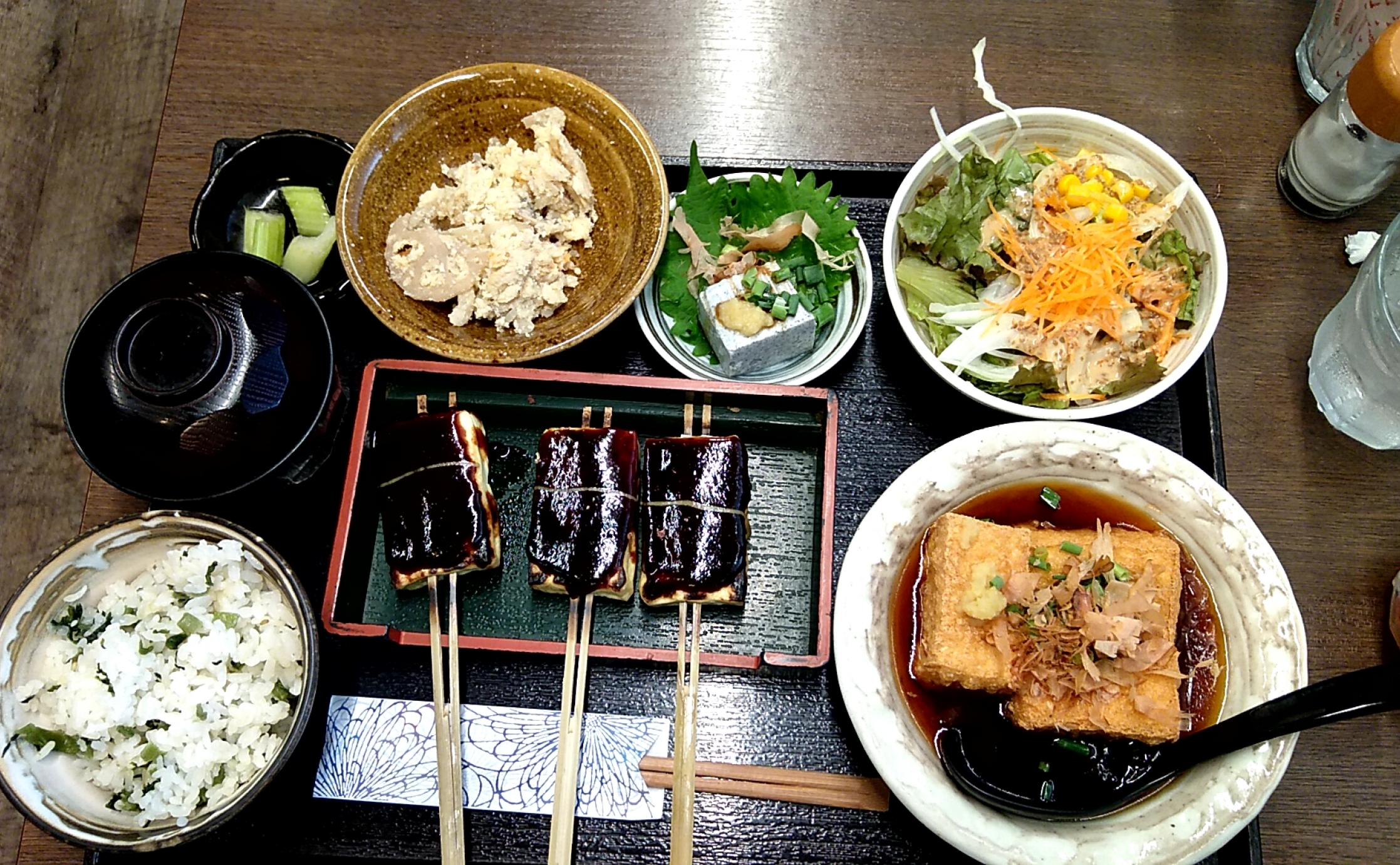 喫茶店で高田豆腐店のメニューが食べられます。