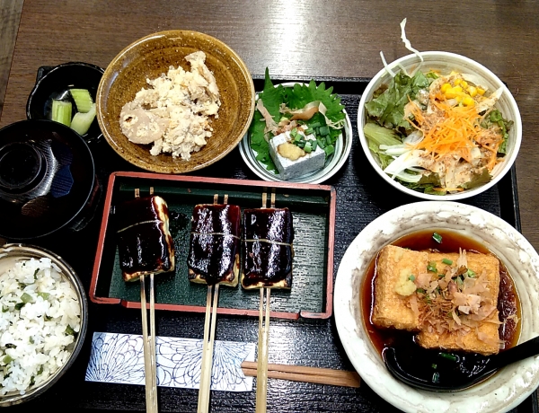 喫茶店で高田豆腐店のメニューが食べられます。