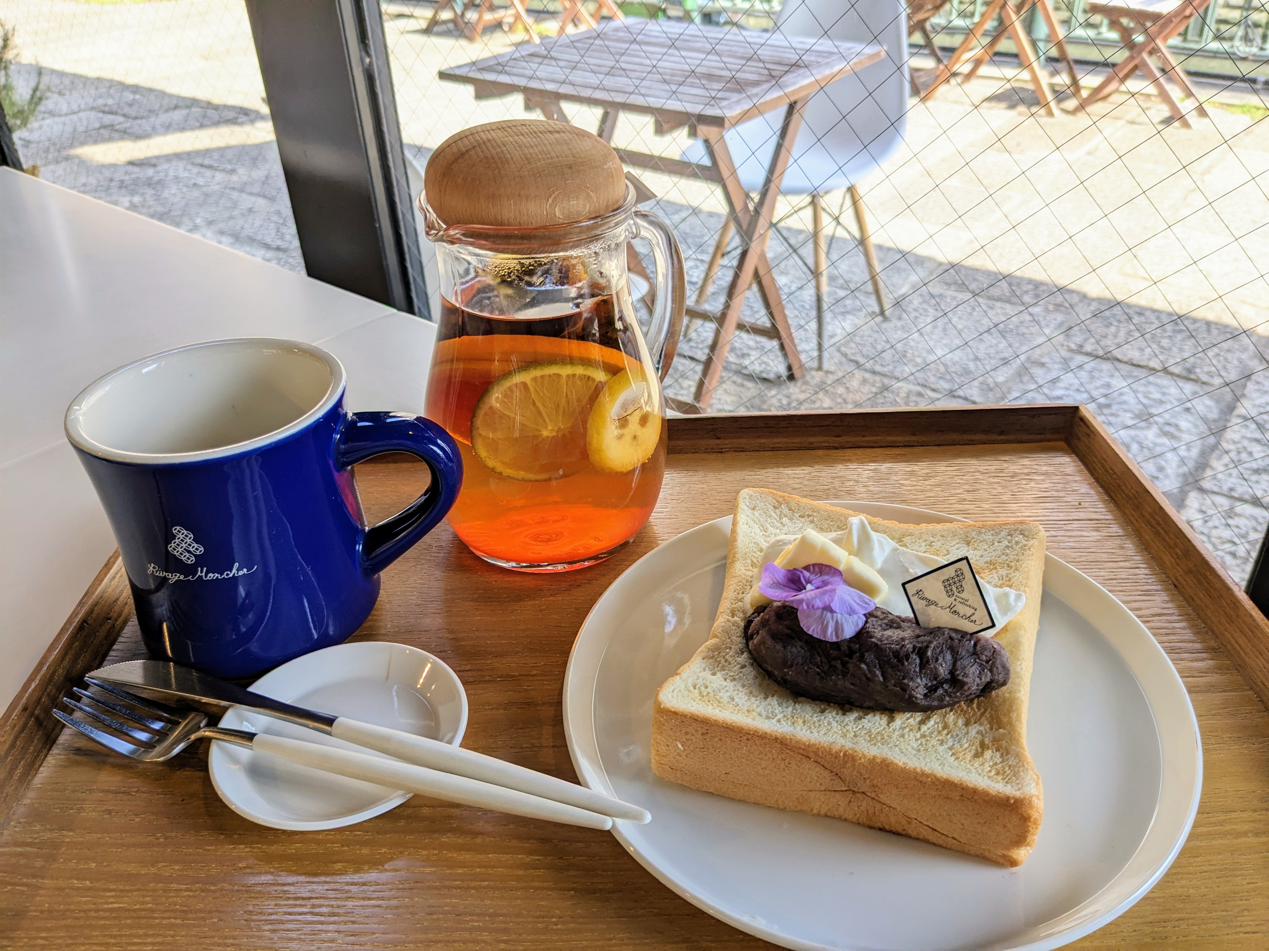 川沿いのカフェで小倉クリームトースト