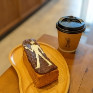 ナナちゃん人形の足もとあたりにあるダブルトールカフェビーンズ