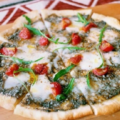 タプナードソースとモッツァレラチーズのピザ｜Shanties （シャンティーズ） 