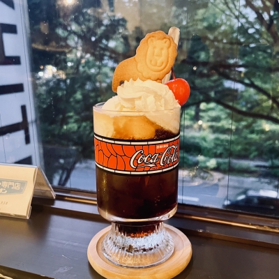 コーラ味のクリームソーダ｜純喫茶ライオン